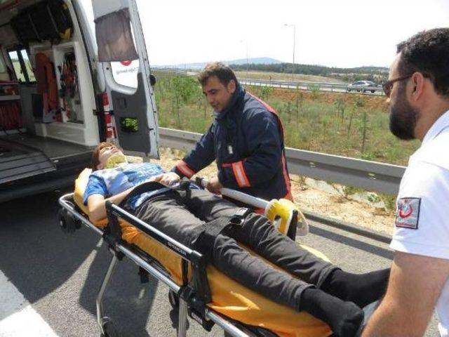 Yolcu Otob&uuml;s&uuml; Otomobile &Ccedil;arptı; 4 Yaralı (1) 3