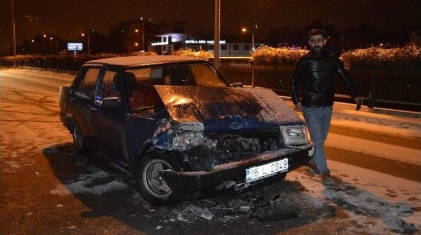 Otomobil Otob&uuml;se Arkadan &Ccedil;arptı: 1 Yaralı