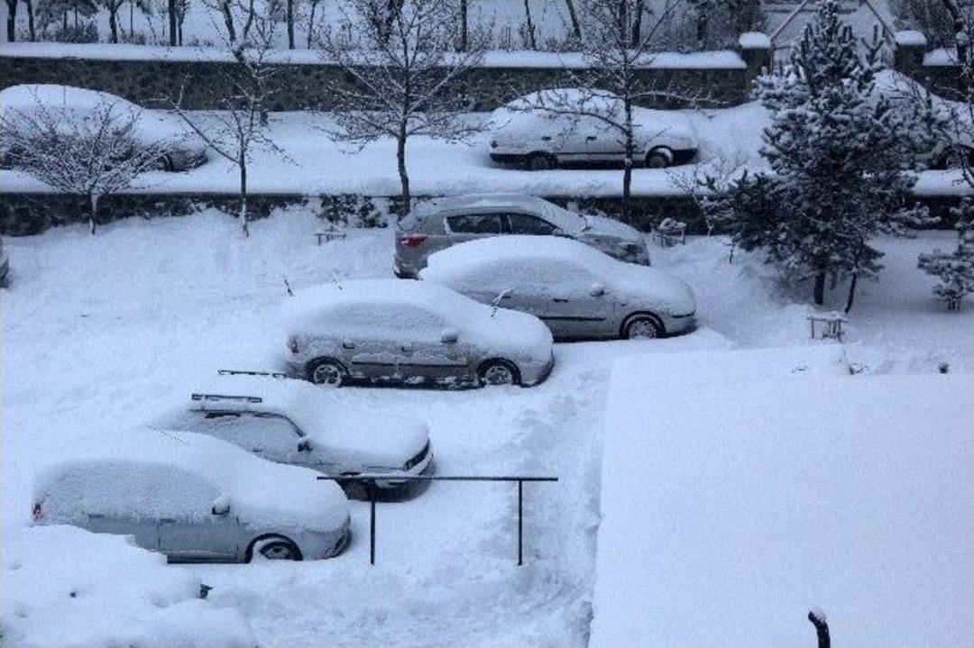 Doğu&rsquo;da Yağan 1,5 Metre Kar Hayatı Fel&ccedil; Etti
