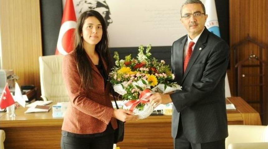 Tiyatro Topluluğu &Ouml;ğrencilerinden Rekt&ouml;r G&uuml;ven&ccedil;&rsquo;e&ouml;ğretmenler G&uuml;n&uuml; Ziyareti