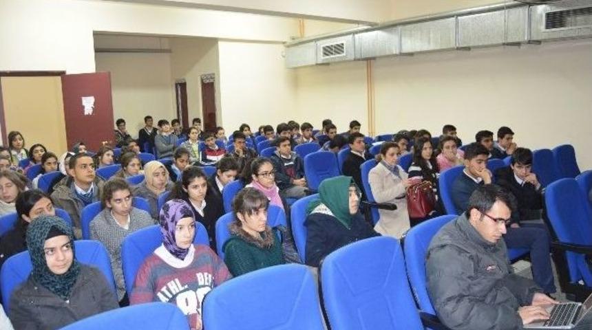 King&acute;s College London &Ouml;ğretim G&ouml;revlisi &Ouml;ğrencilere S&ouml;yleşi Yaptı