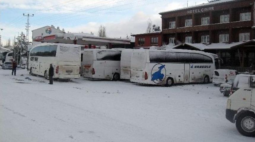 Kapanan Yollar Nedeniyle 150 Yolcu Geceyi Pınarbaşı&rsquo;nda Ge&ccedil;irdi