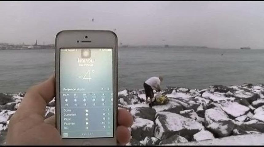 "sarayburnu Fatihleri" Dondurucu Soğuğa Aldırmadan Denize Girdi