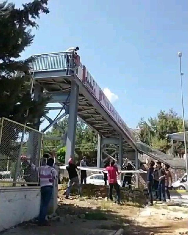 Üst Geçitten Atlamak Isteyen Genci Polis Kurtardı