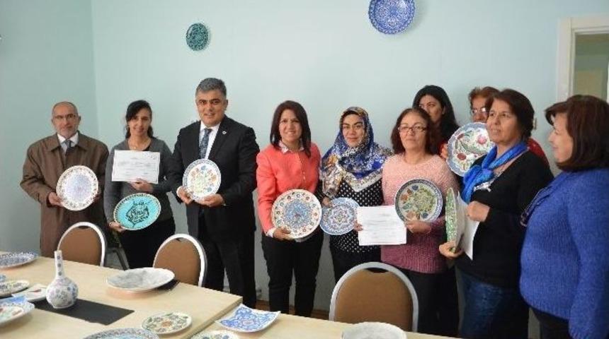 Başkan &Ouml;zg&uuml;ven &Ccedil;inicilik Kursiyerlerine Sertifikalarını Dağıttı