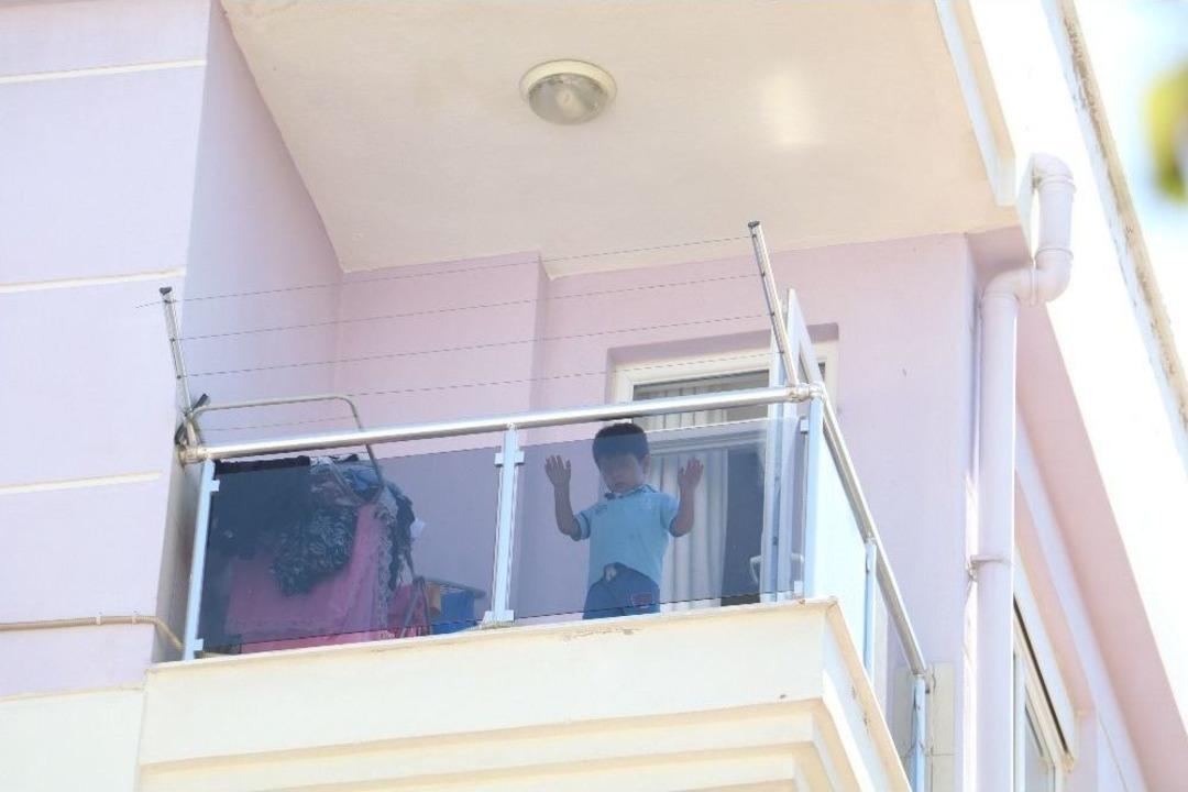 İki &Ccedil;ocuğunu Ve Eşini Eve Kilitleyip T&uuml;pgazı A&ccedil;an Koca Polisi Ve İtfaiyeyi Alarma Ge&ccedil;irdi