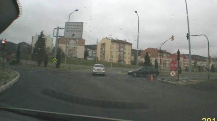 4 KİŞİNİN YARALANDIĞI KAZA ARA&Ccedil; KAMERASINDA