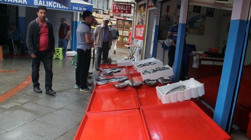 Fırtına Nedeniyle Balık&ccedil;ı Tezgahları Boş Kaldı