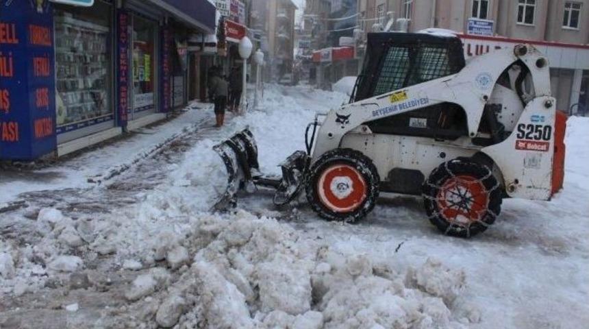 Beyşehir Belediyesi&rsquo;nin Karla M&uuml;cadelesi S&uuml;r&uuml;yor