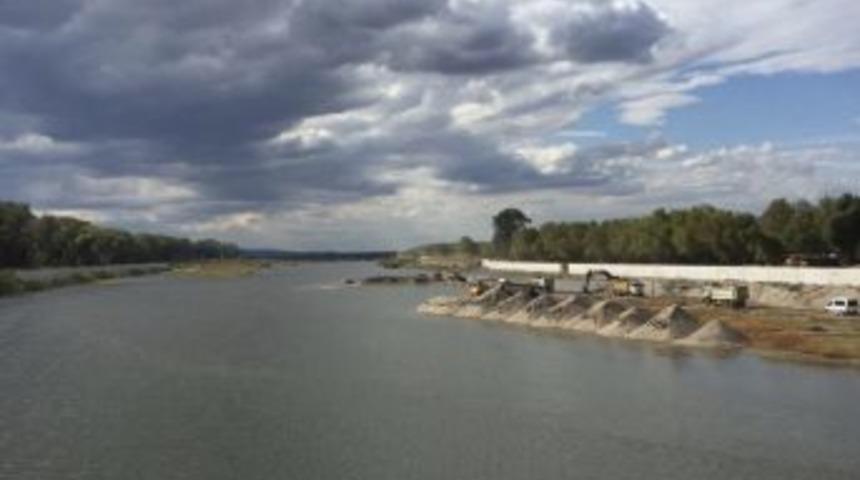 Meriç Nehri’nde Yatak Temizleme Çalışmaları Devam Ediyor