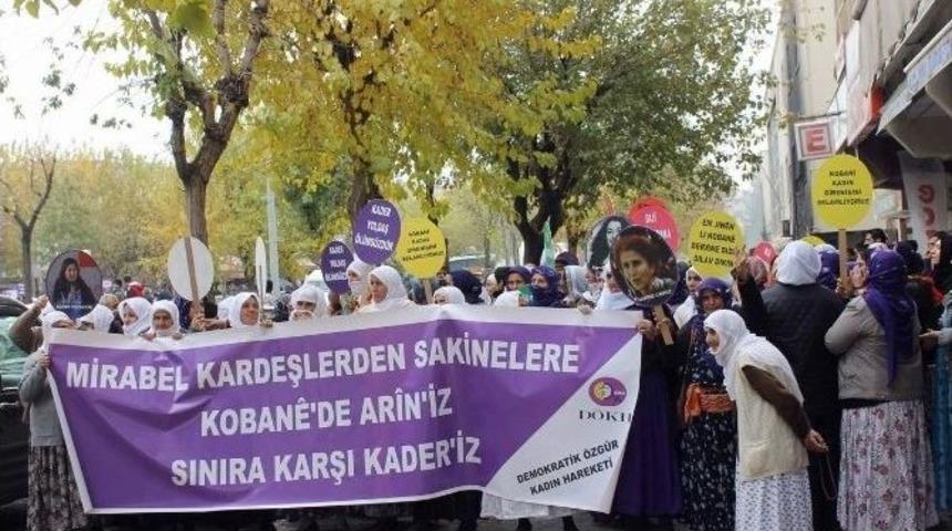 Kadınlar Caddeyi Trafiğe Kapatıp Ske&ccedil; İzledi