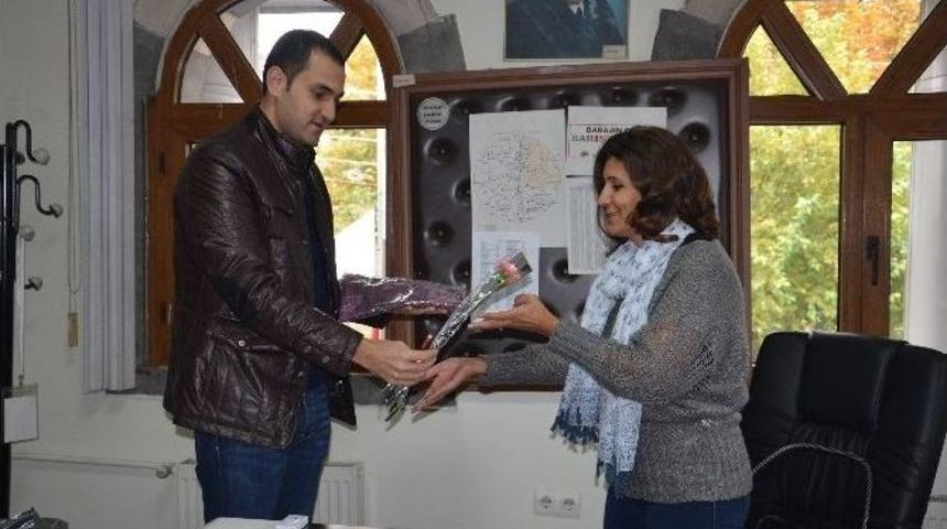 Sur&rsquo;da Kadınlara Karanfil Verildi