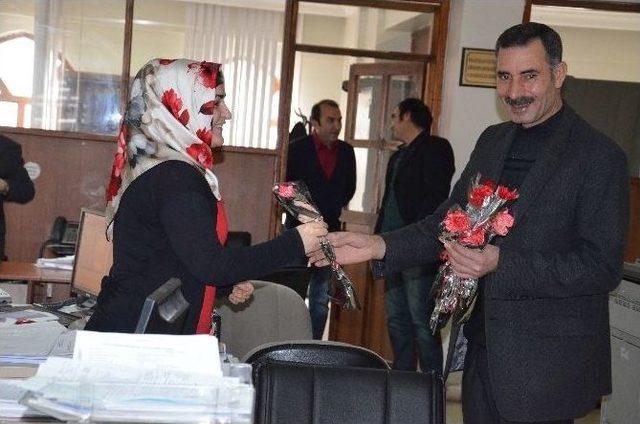 Sur&rsquo;da Kadınlara Karanfil Verildi 1