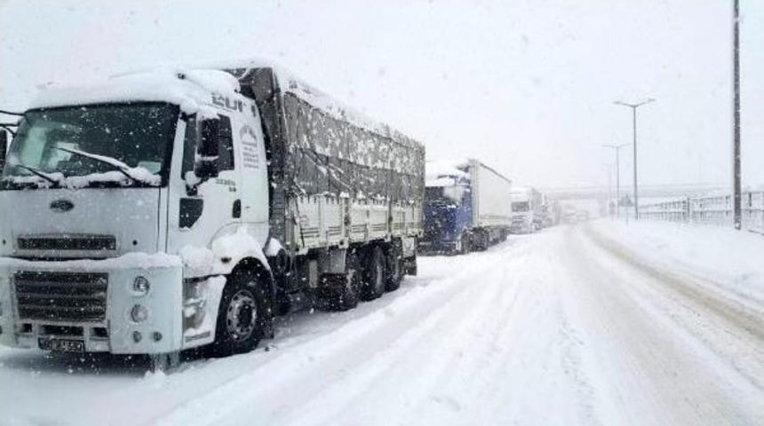 D&uuml;zce'de 220 K&ouml;y Yolu Ulaşıma Kapandı