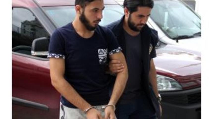 Parkta Oturan Vatandaşı Bı&ccedil;aklayan Zanlı Iraklı &Ccedil;ıktı