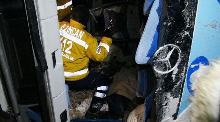 Erzincan&rsquo;da Otob&uuml;s Şarampole Yuvarlandı: 1 &Ouml;l&uuml;, 45 Yaralı