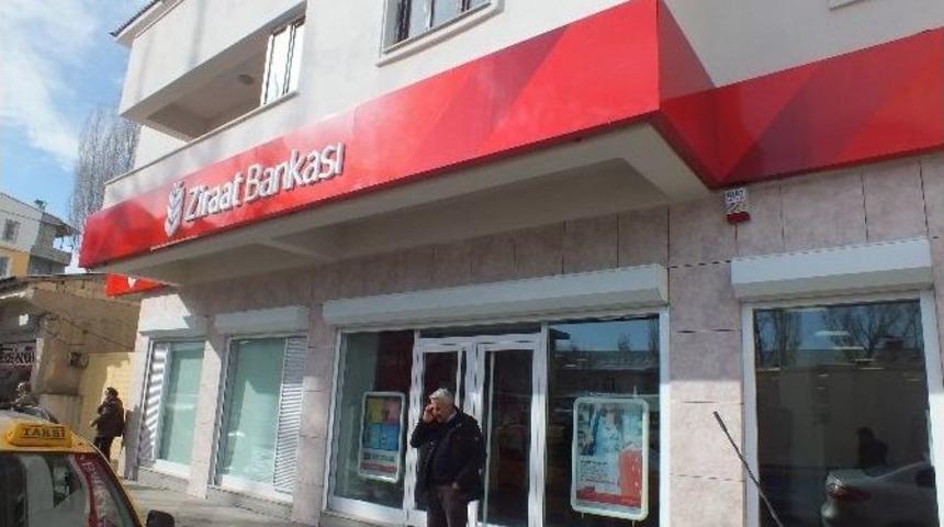 Ateşe Verilen Banka Yeniden A&ccedil;ıldı