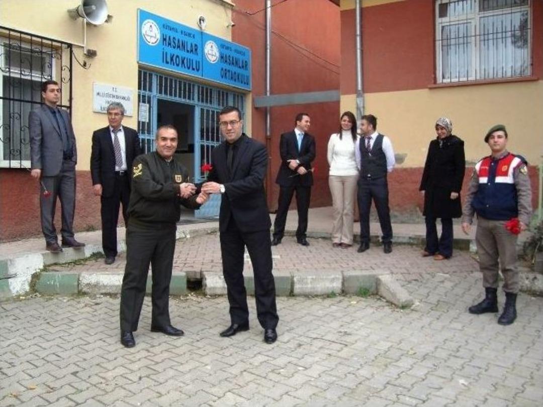 Jandarmadan &Ouml;ğretmenlere Karanfilli Kutlama