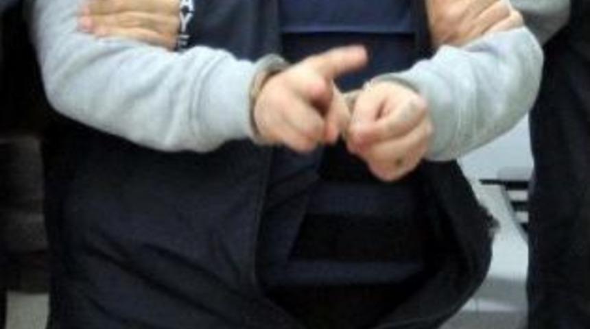 CİNAYET Ş&Uuml;PHELİSİ ADLİYEYE &Ccedil;IKARKEN ZAFER İŞARETİ YAPTI