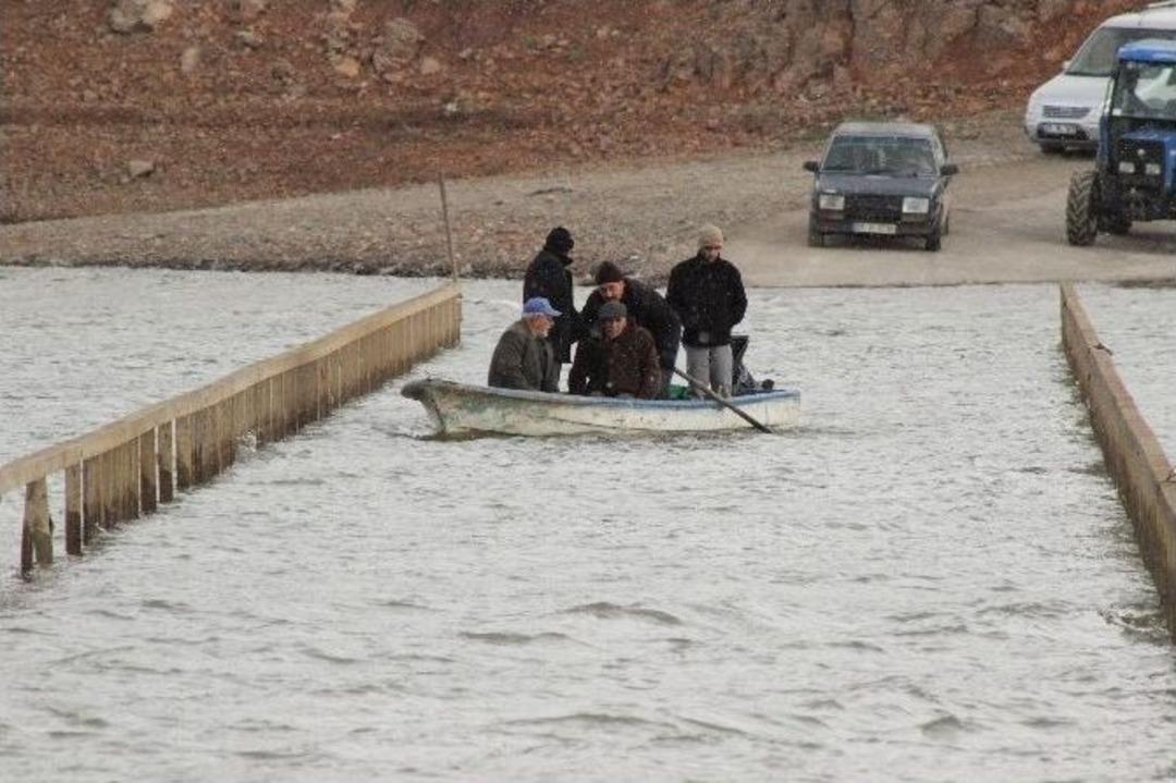 (&ouml;zel Haber) Baraj Suları K&ouml;y Yolunu Yuttu, K&ouml;pr&uuml;n&uuml;n &Uuml;st&uuml;nden Sandalla Ge&ccedil;iyorlar