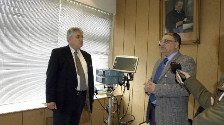 İşadamı G&ouml;k&ccedil;en&rsquo;den Tıp Fak&uuml;ltesi&rsquo;ne Yapay Kalp Cihazı