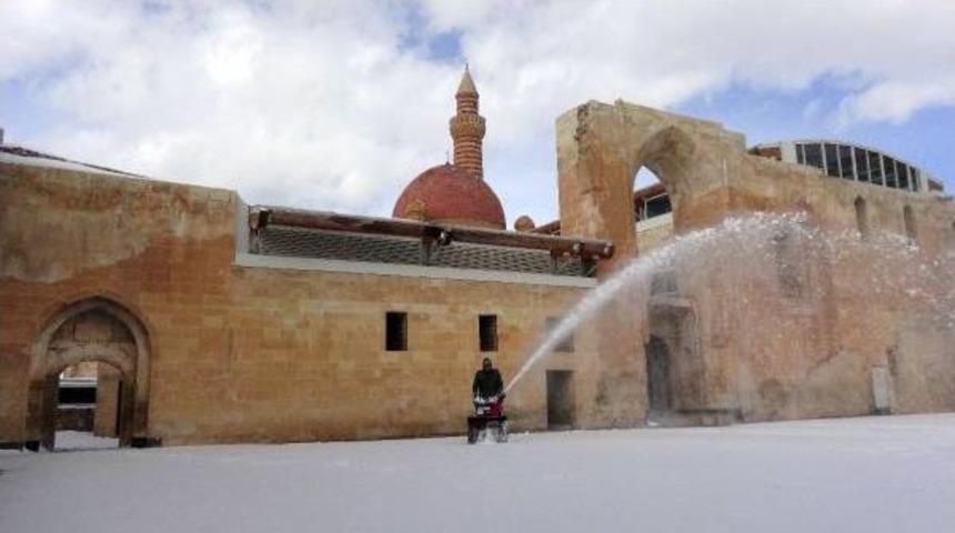 Tarihi İshak Paşa Sarayı'nda Kar Temizliği