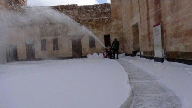 Tarihi İshak Paşa Sarayı'nda Kar Temizliği