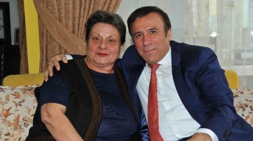 Başkan Gen&ccedil; &Ouml;ğretmenini Unutmadı