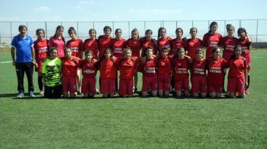 Y&uuml;ksekova'da Ilk Kadın Futbol Takımı Kuruldu