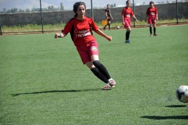 Yüksekova'da Ilk Kadın Futbol Takımı Kuruldu