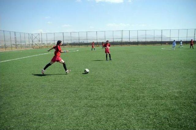 Yüksekova'da Ilk Kadın Futbol Takımı Kuruldu