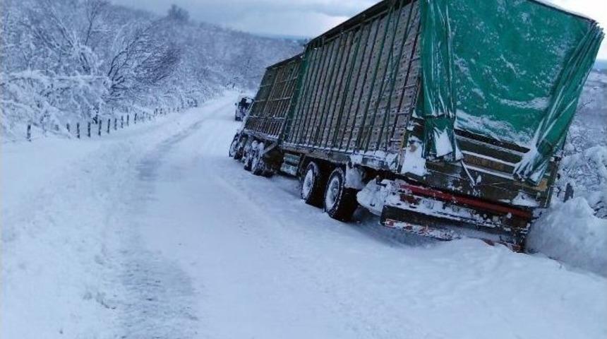 Ak&ccedil;akoca&rsquo;da Tavuk Y&uuml;kl&uuml; Kamyon Kara Saplandı, Bin 500 Tavuk Telef Oldu