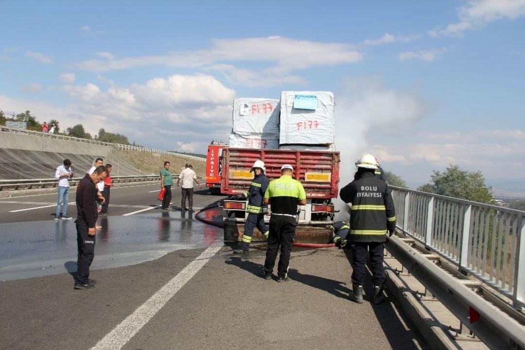 Tırda &Ccedil;ıkan Yangın Otoyolda Trafiği Durdurdu