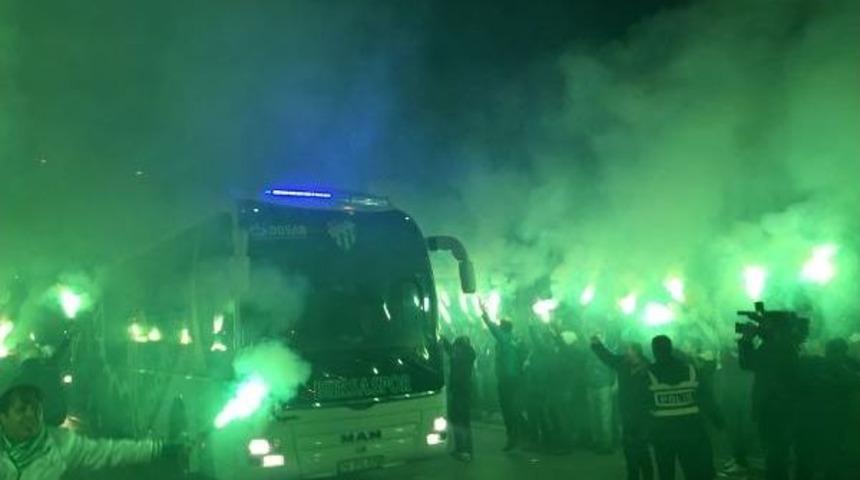 BURSASPOR&rsquo;A MEŞALELİ KARŞILAMA