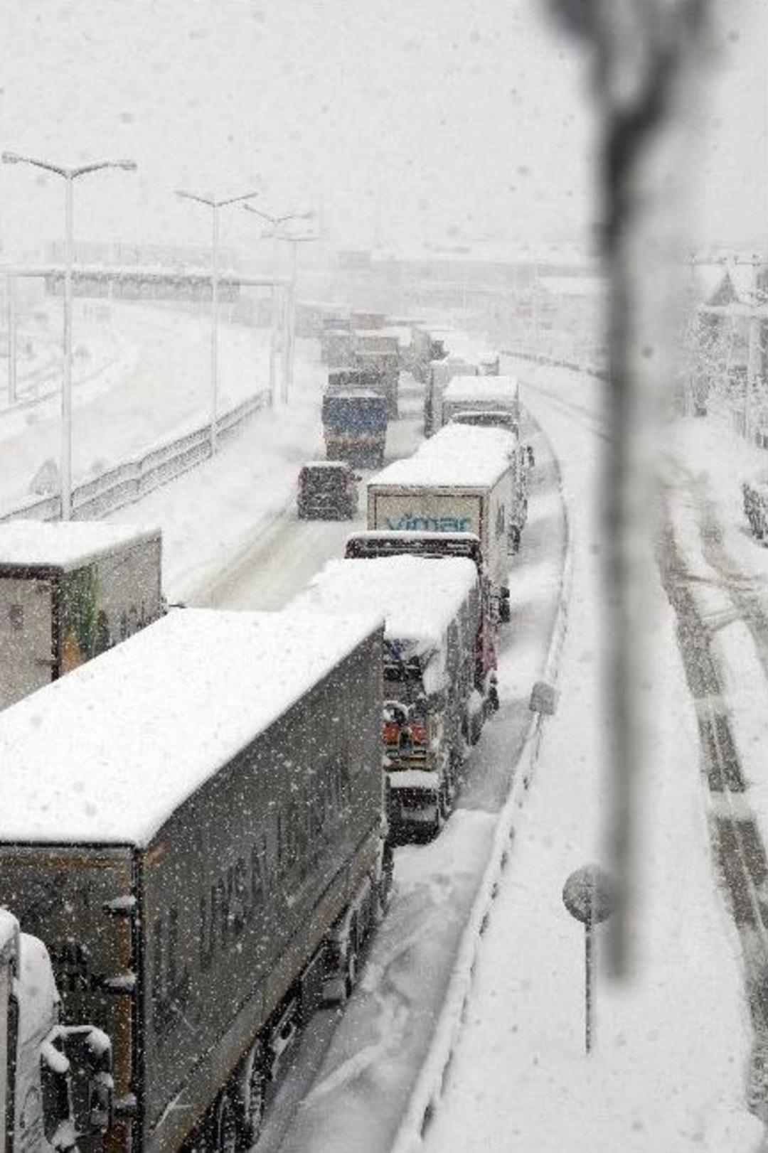 Tır S&uuml;r&uuml;c&uuml;leri 12 Saattir Bolu Dağı&rsquo;nı Ge&ccedil;meyi Bekliyor