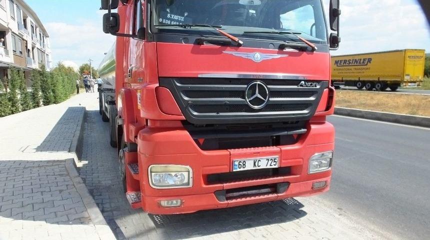 Burhaniye&rsquo;de Yağ Tankerinin &Ccedil;arptığı Otomobilin S&uuml;r&uuml;c&uuml;s&uuml; Yaralandı