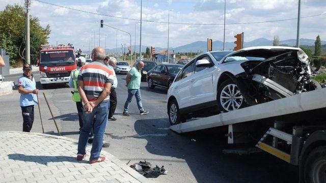 Burhaniye’de Yağ Tankerinin Çarptığı Otomobilin Sürücüsü Yaralandı