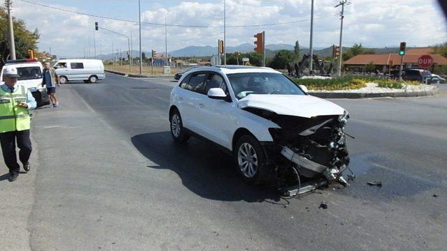 Burhaniye’de Yağ Tankerinin Çarptığı Otomobilin Sürücüsü Yaralandı