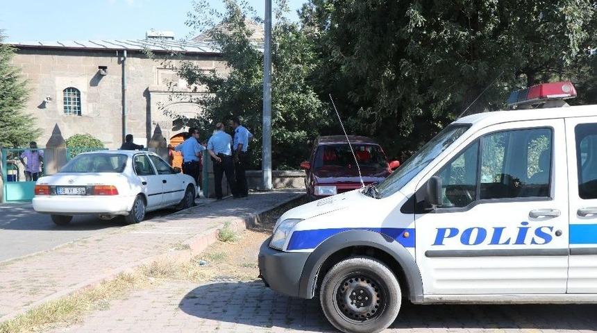 Cami Avlusunda Bı&ccedil;aklı Kavga: 2 Yaralı