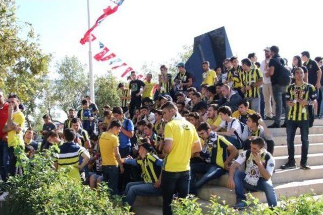 Fenerbahçeli Taraftarlar Yüzlerini Boyayarak Van'daki Bir Okula Gelir Topluyor