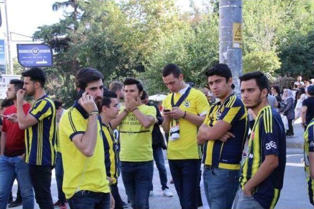 Fenerbahçeli Taraftarlar Yüzlerini Boyayarak Van'daki Bir Okula Gelir Topluyor
