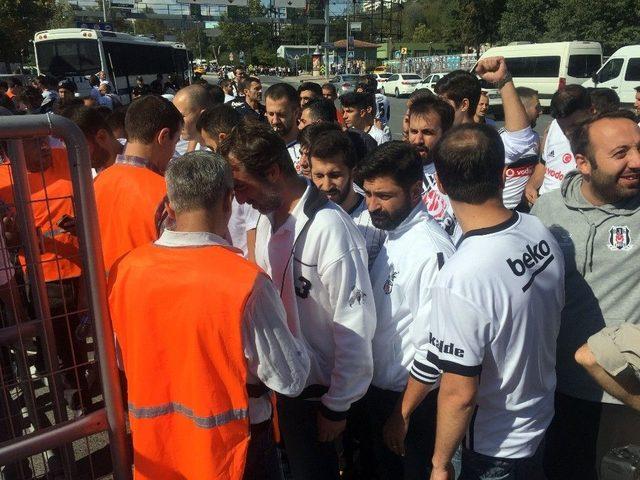 Beşiktaşlı Taraftarlar, Kadıköy’e Hareket Etti 1