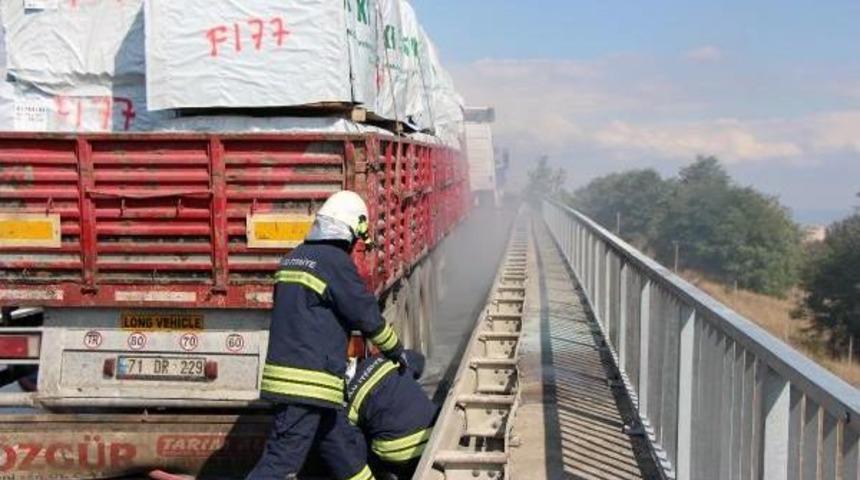 Tem'de Kereste Y&uuml;kl&uuml; Tır'ın Lastikleri Yandı
