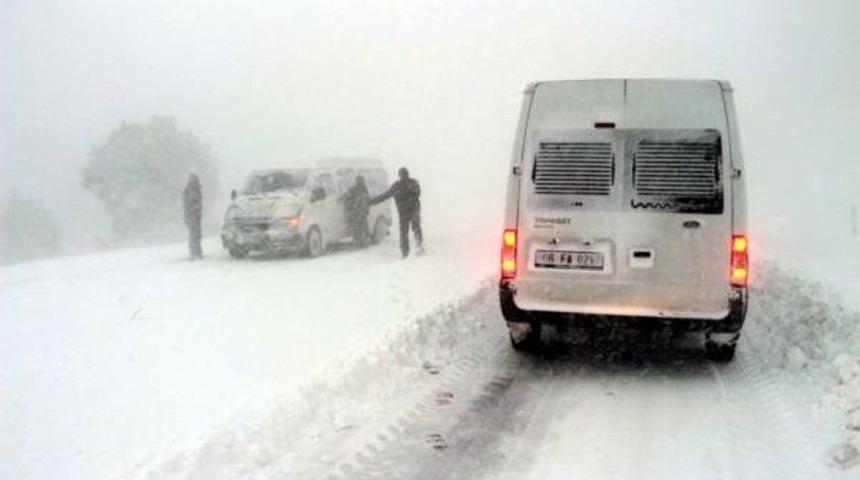 Sertavul Ge&ccedil;idi Kapandı, Mahsur Kalan Iş&ccedil;ileri 16 Saatte Ulaşıldı