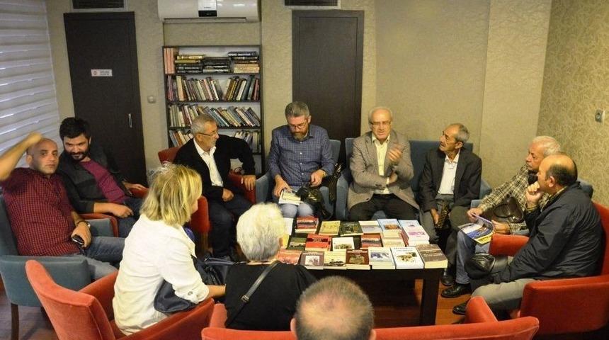 Yazar Zeki Sarıhan Kitaplarını İmzaladı