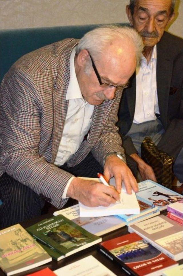 Yazar Zeki Sarıhan Kitaplarını İmzaladı 1