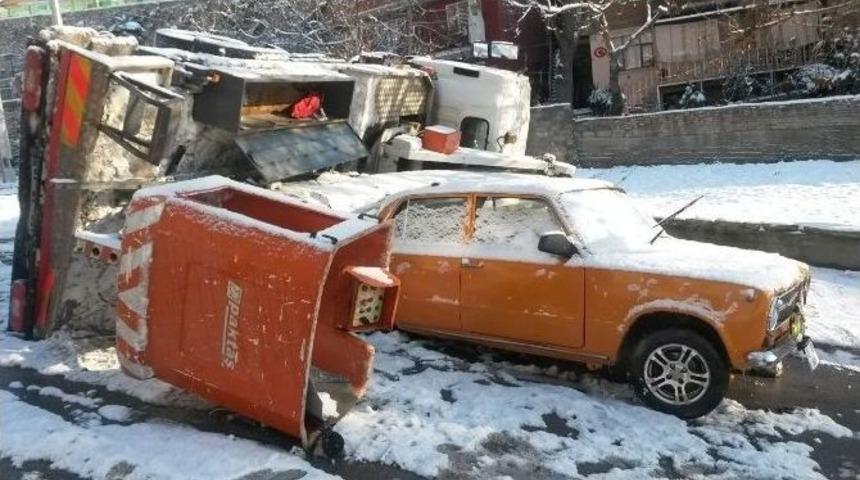 Sedaş&rsquo;ın Kamyonu Otomobilin &Uuml;zerine Devrildi