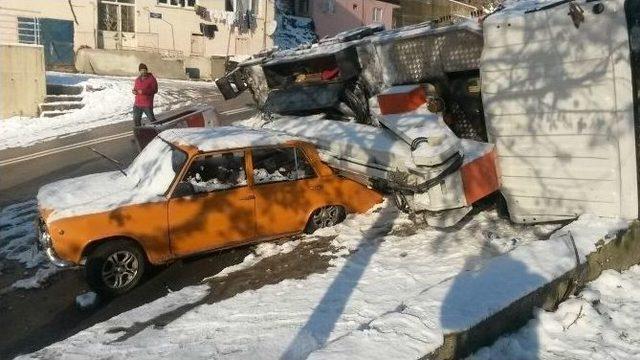 Sedaş’ın Kamyonu Otomobilin Üzerine Devrildi