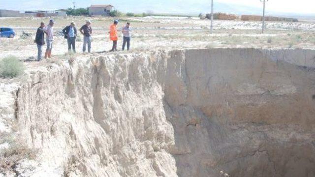 Karapınar'da 40 Metre Çapında Yeni Obruk Oluştu