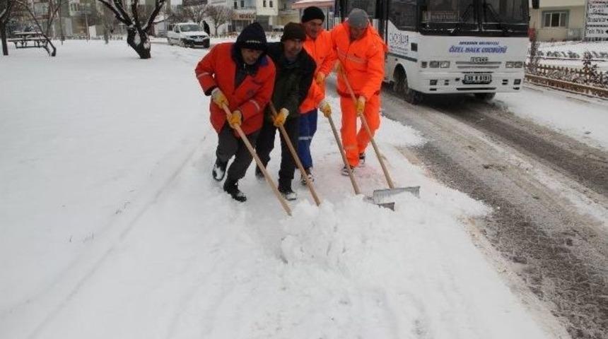 Belediye Ekipleri Kar Mesaisini S&uuml;rd&uuml;r&uuml;yor